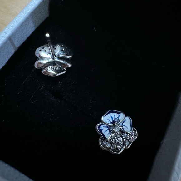 Pandora studs - Picture 1 of 5